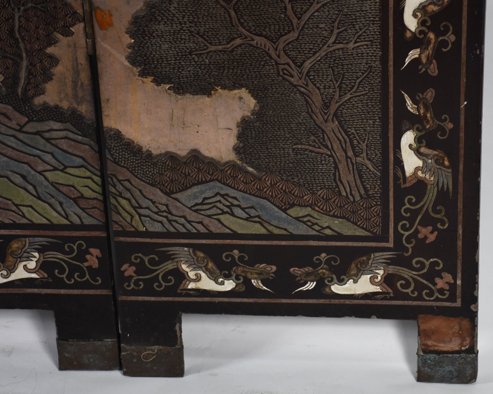 Biombo japones com 6 folhas decorados com gueixas e cenas palacianas... - foto 4 de 7
