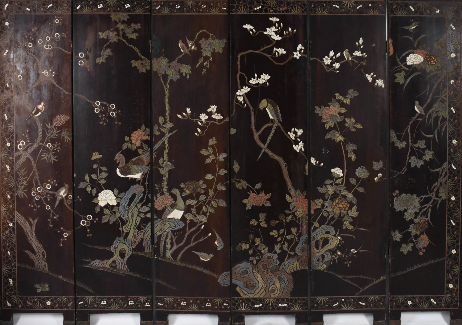 Biombo japones com 6 folhas decorados com gueixas e cenas palacianas... - foto 5 de 7