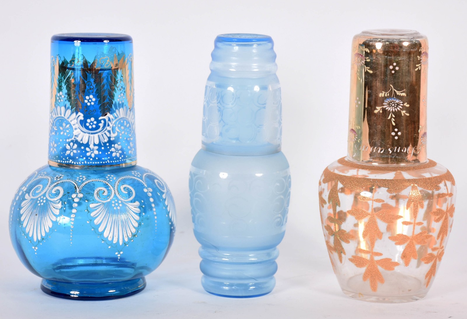 Três verre d'eau de vidro de diferentes cores e decorações. - foto 1 de 4