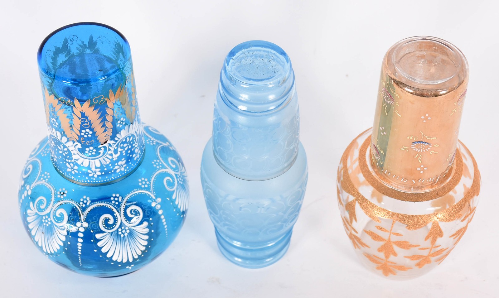 Três verre d'eau de vidro de diferentes cores e decorações. - foto 2 de 4