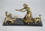 Grupo escultórico de metal dourado representand... - Grupo escultórico de metal dourado representando figura feminina com carneiros, base de mármore. Medidas 47 x 18 altura 24 cm.