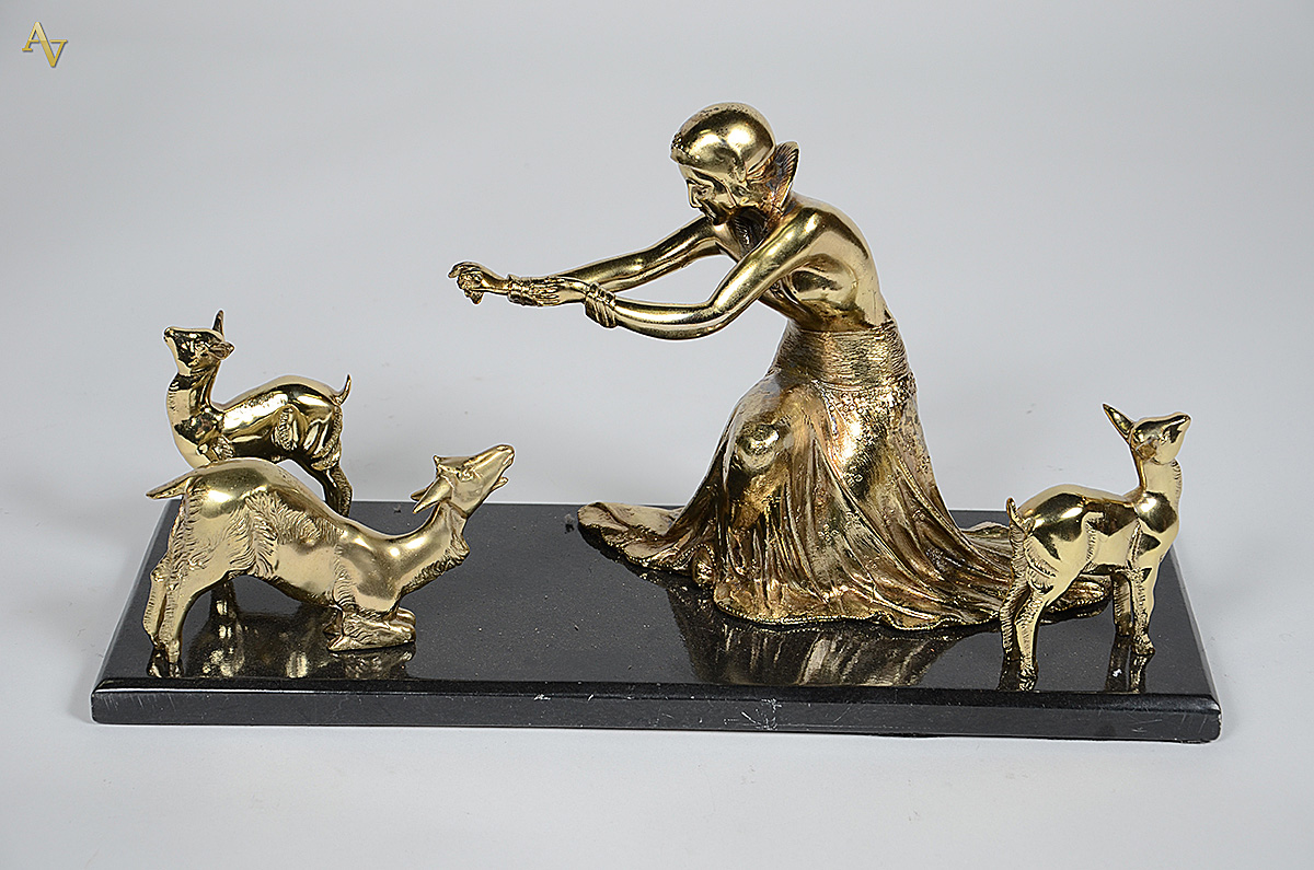 Grupo escultórico de metal dourado representando figura feminina com... - foto 1 de 2