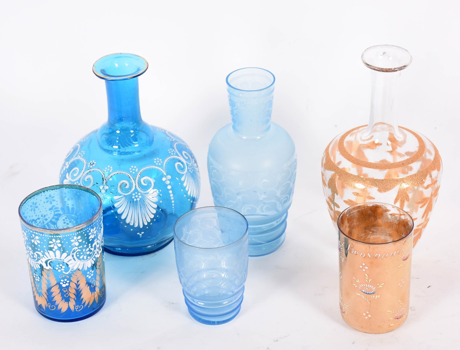 Três verre d'eau de vidro de diferentes cores e decorações. - foto 3 de 4