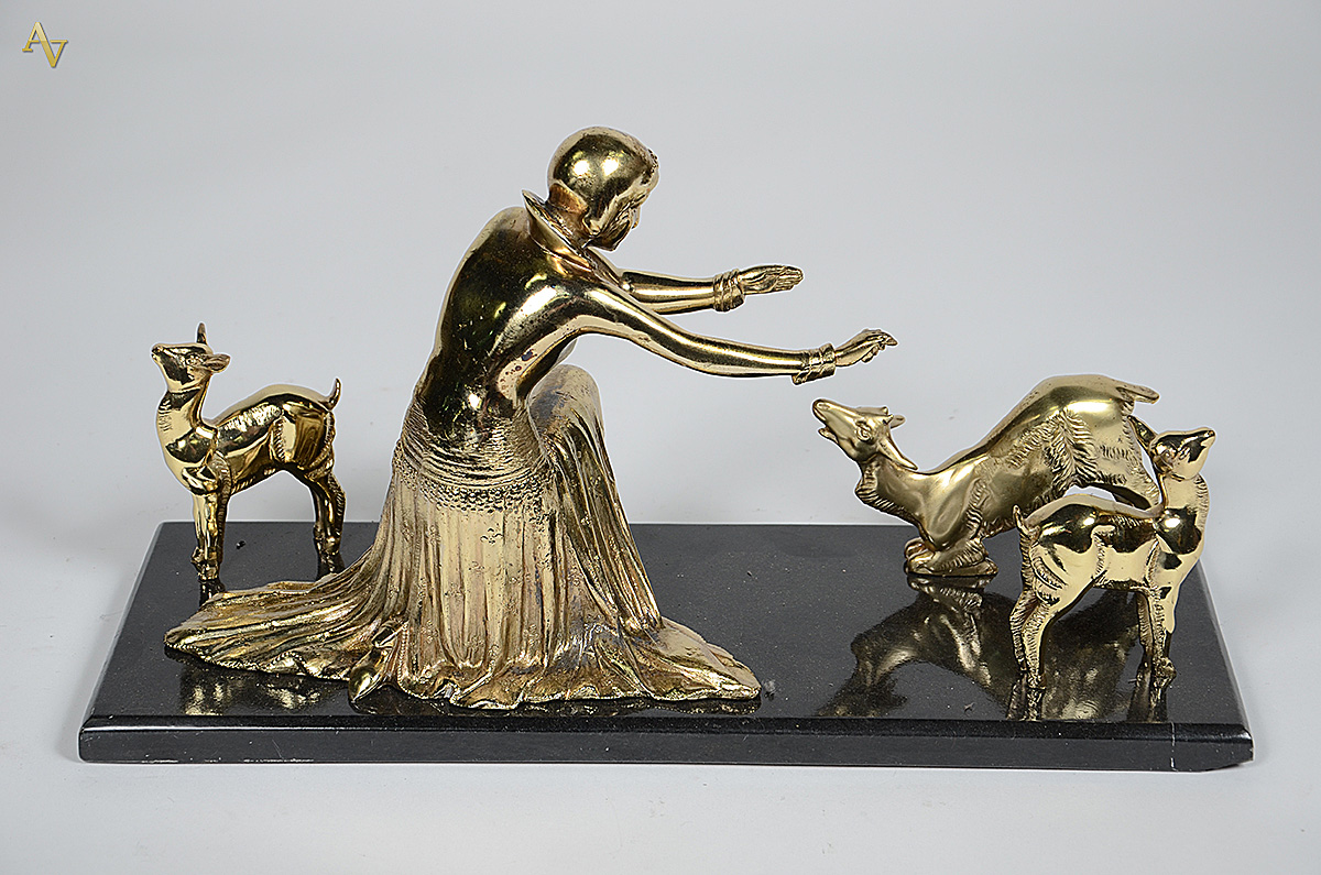 Grupo escultórico de metal dourado representando figura feminina com... - foto 2 de 2