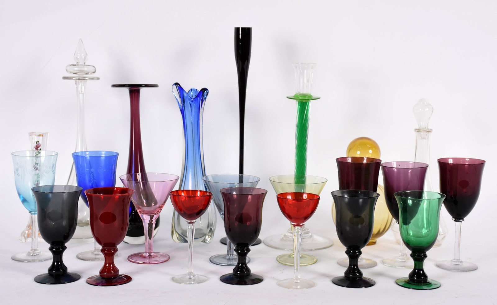 Diversas peças de vidro colorido, sendo quinze copos em modelos e... - foto 1 de 3