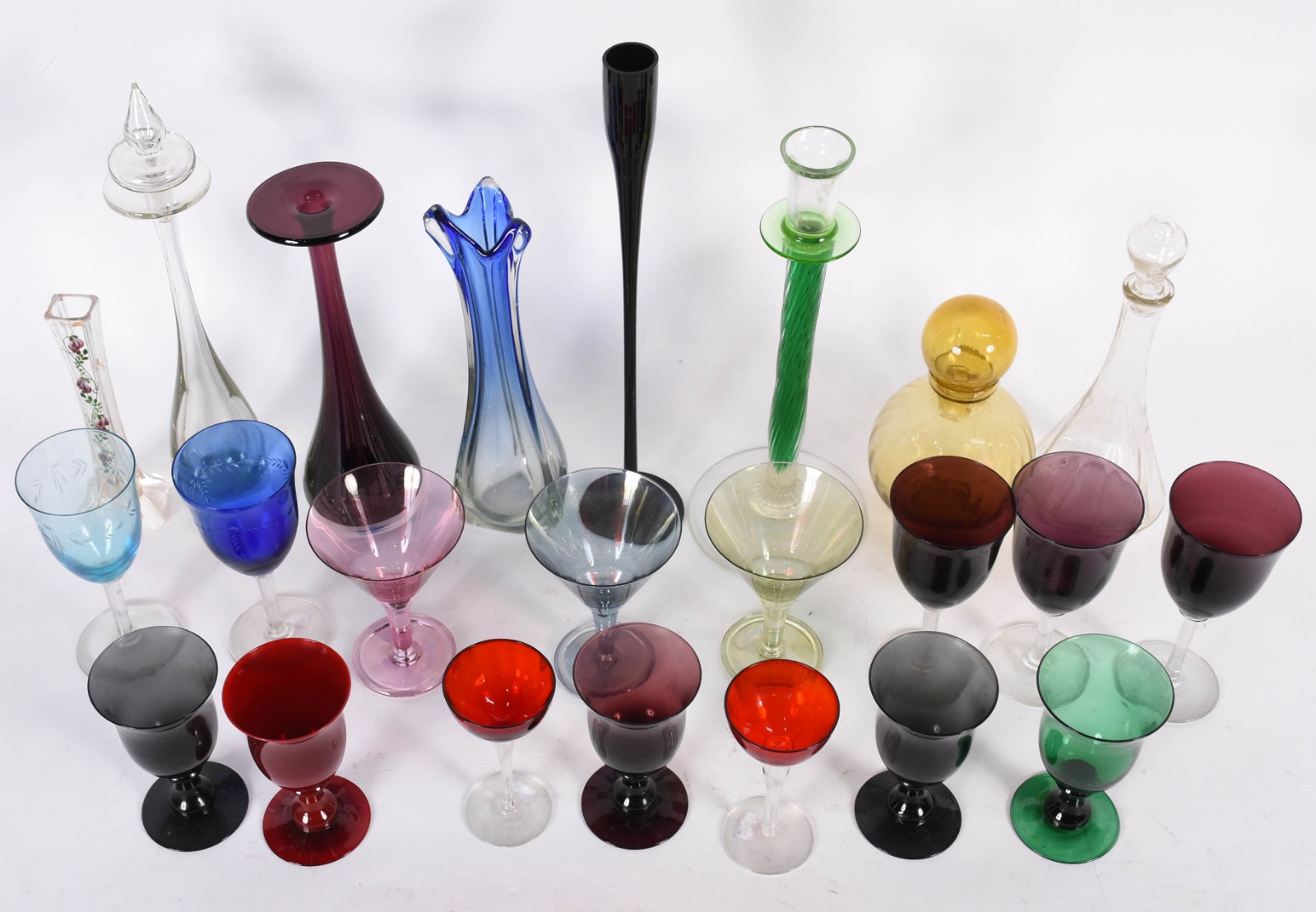 Diversas peças de vidro colorido, sendo quinze copos em modelos e... - foto 2 de 3