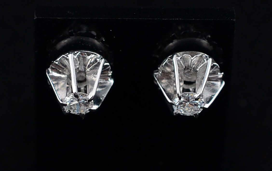 Par de brincos solitário de ouro branco com 0,30 ct de brilhantes...