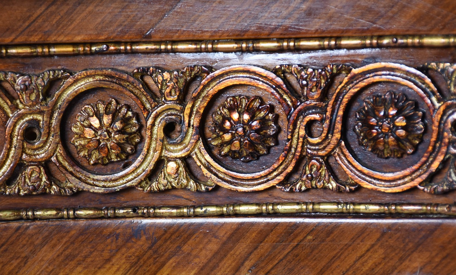 Aparador estilo francês com 2 portas laterais encimadas por gavetas... - foto 5 de 6