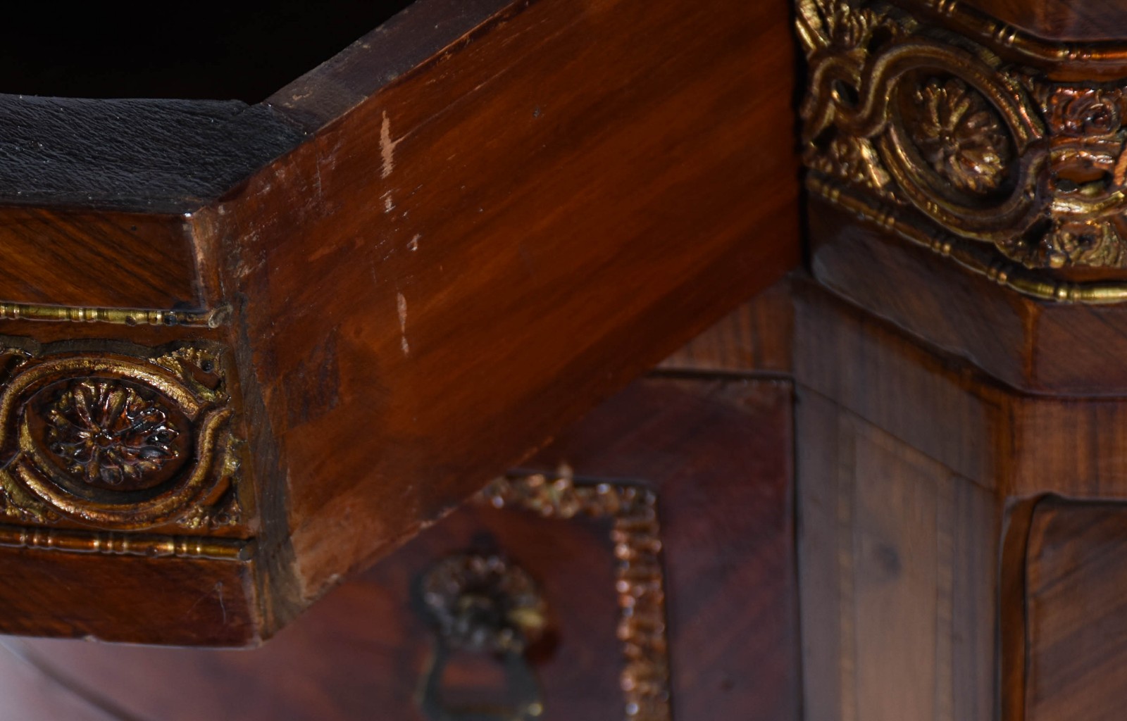 Aparador estilo francês com 2 portas laterais encimadas por gavetas... - foto 6 de 6