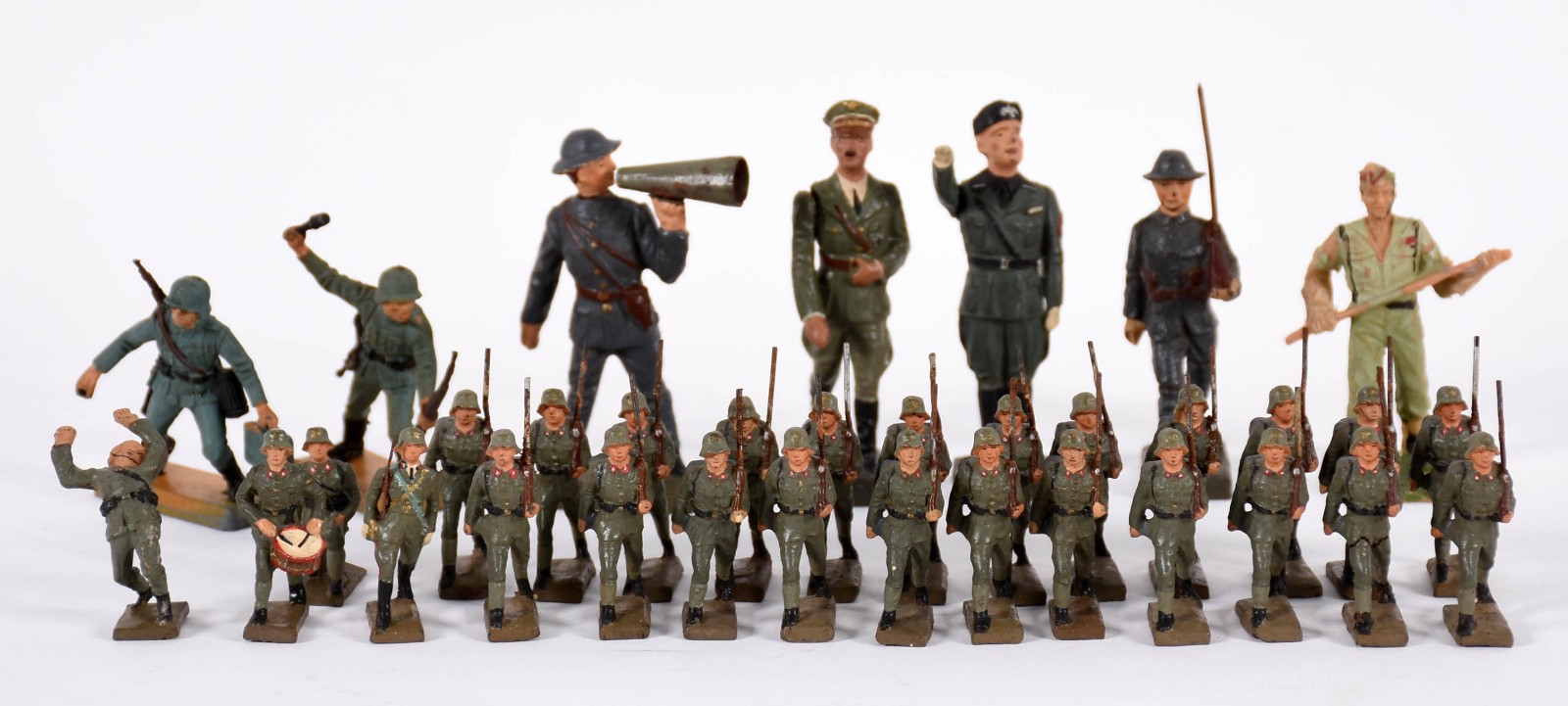 Diversos bonecos representando Mussolini, Adolfo Hitler, Soldado... - foto 1 de 6