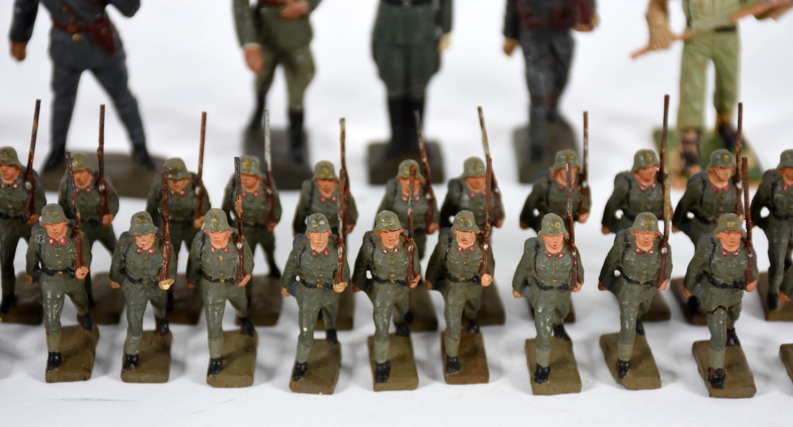 Diversos bonecos representando Mussolini, Adolfo Hitler, Soldado... - foto 3 de 6