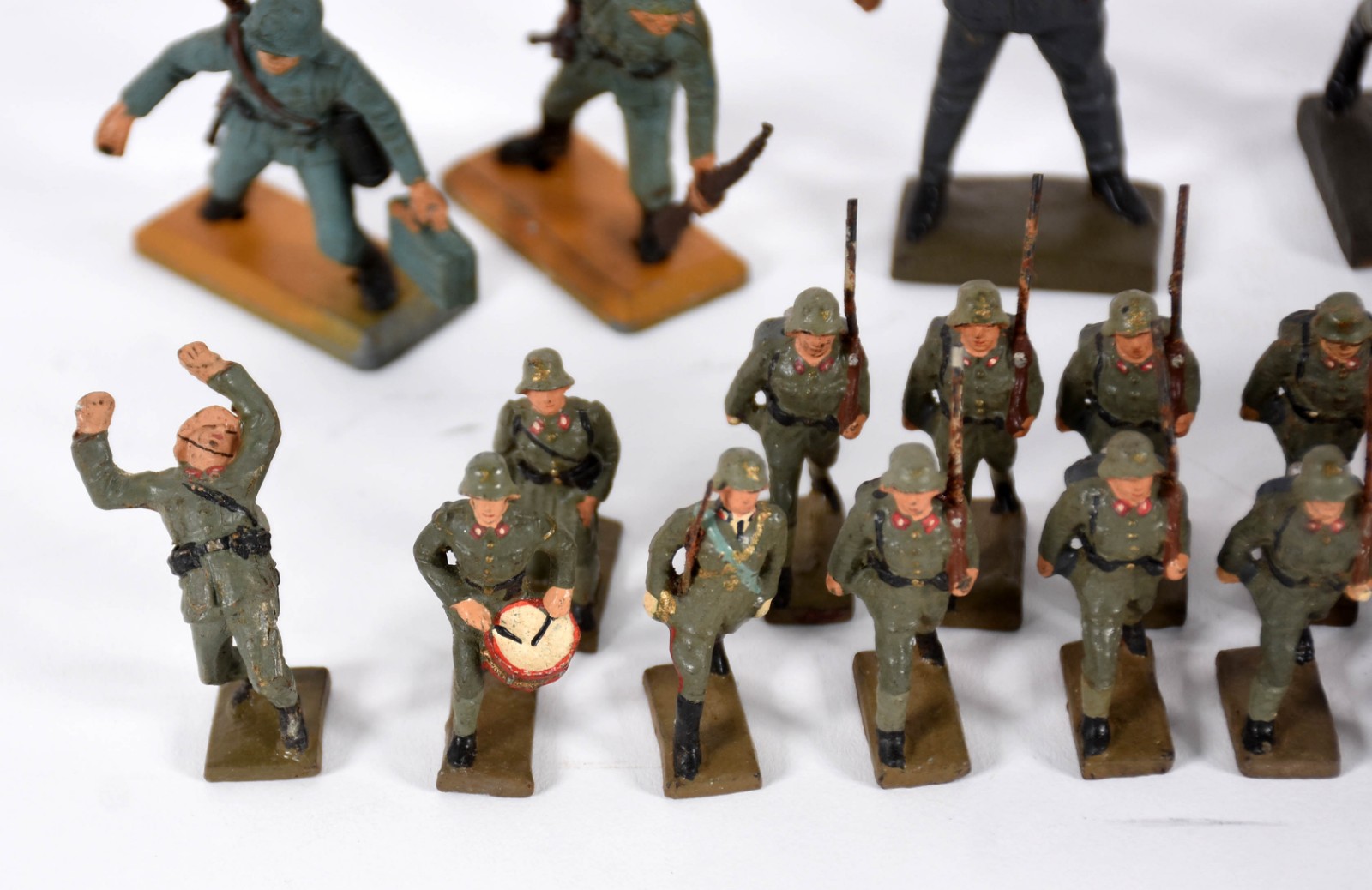 Diversos bonecos representando Mussolini, Adolfo Hitler, Soldado... - foto 4 de 6