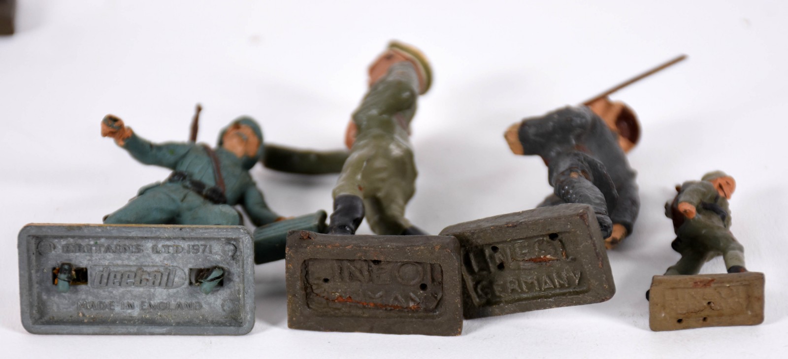 Diversos bonecos representando Mussolini, Adolfo Hitler, Soldado... - foto 6 de 6