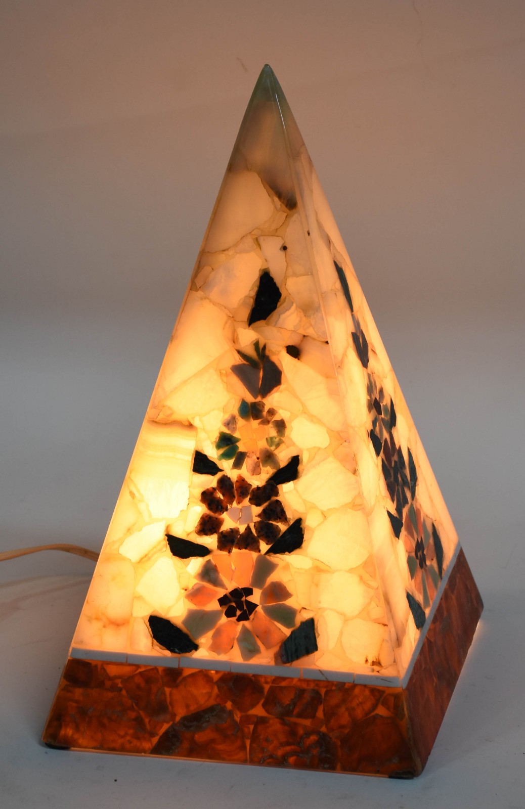 Luminária feitio pirâmide com mosaicos em pedras. - foto 3 de 4