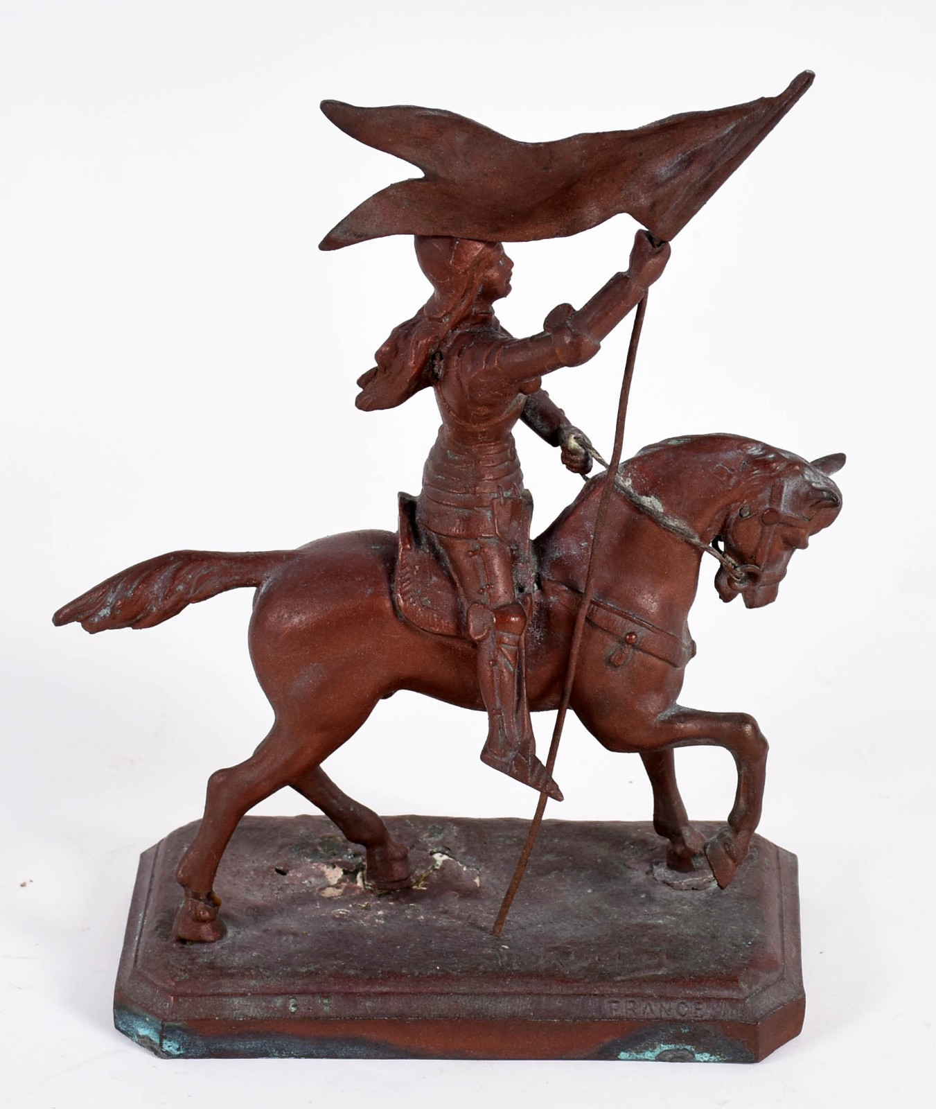 Escultura de metal representando Joana D'arc. - foto 4 de 6