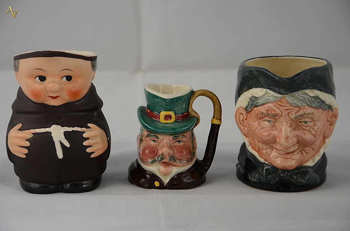 Conjunto com três canecas de porcelana sendo duas da marca Royal... - foto 1 de 2