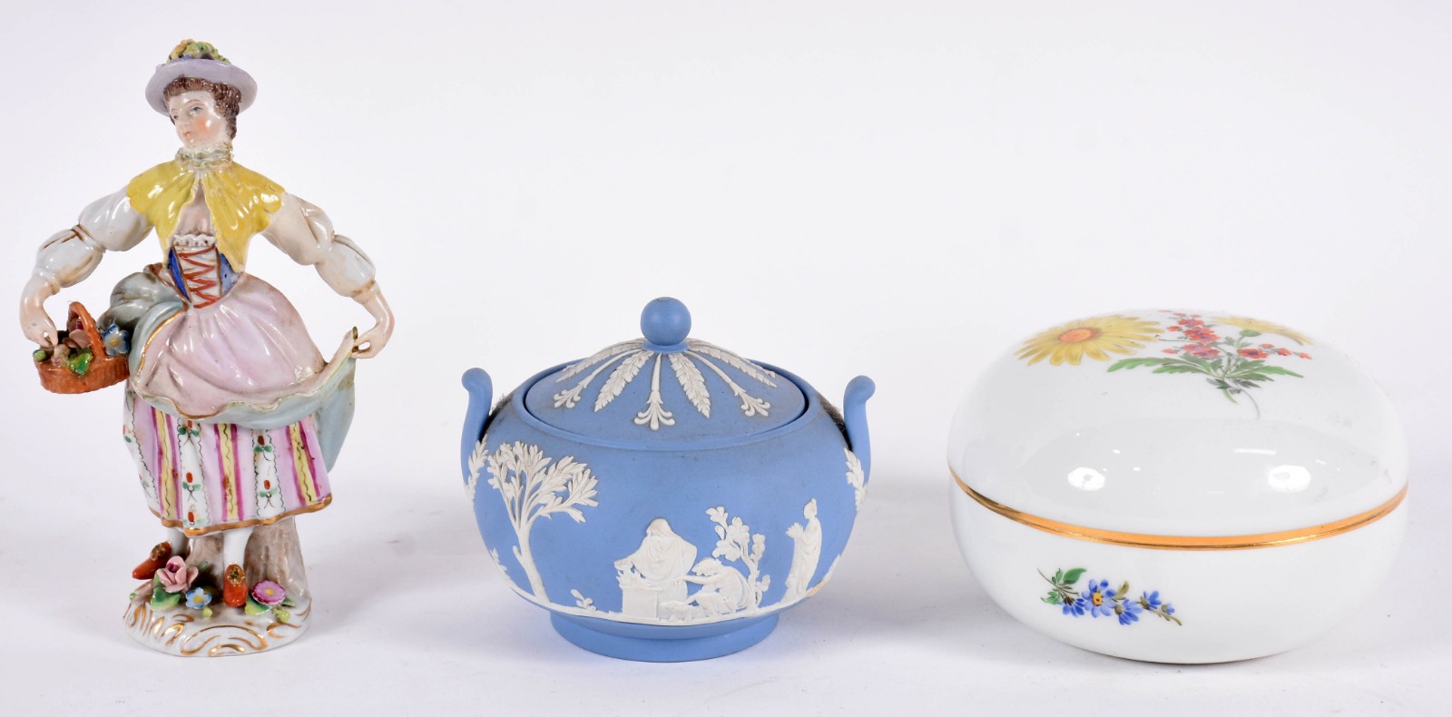 Três peças de porcelana sendo, púcaro com tampa em porcelana Meissen... - foto 1 de 6