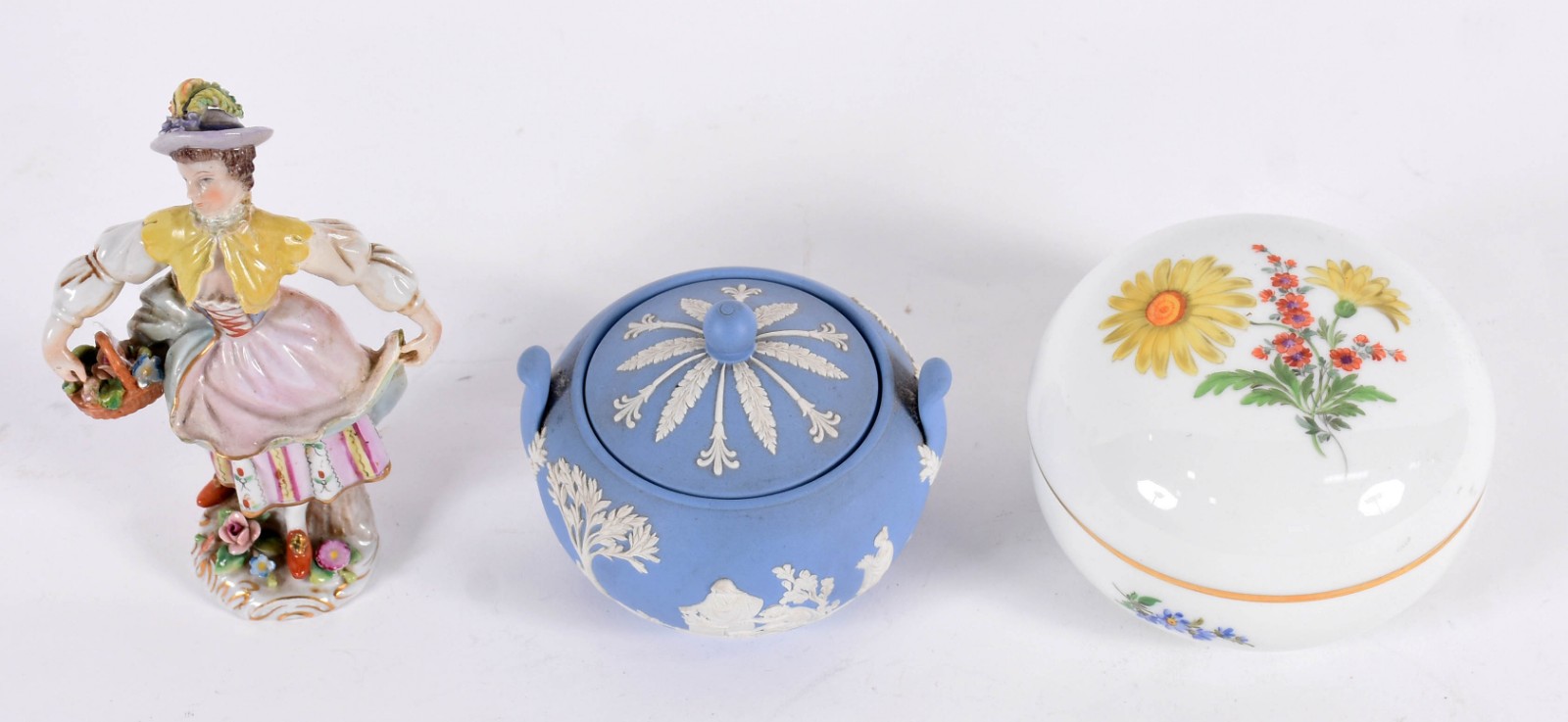 Três peças de porcelana sendo, púcaro com tampa em porcelana Meissen... - foto 2 de 6