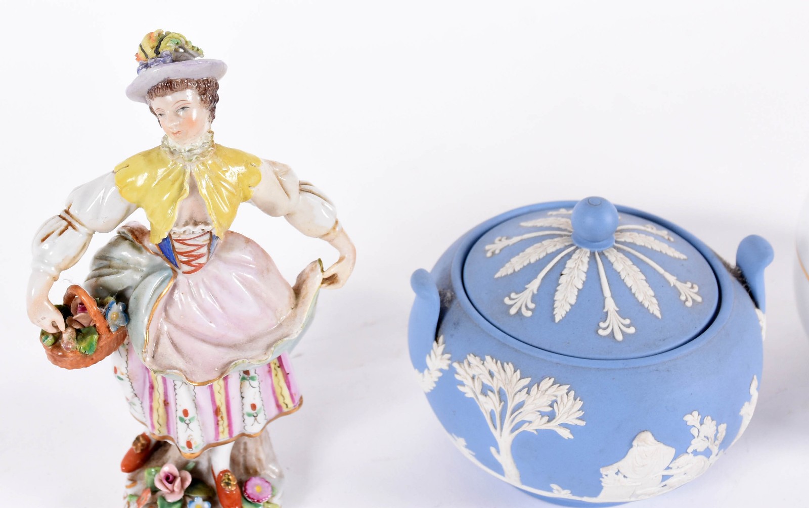Três peças de porcelana sendo, púcaro com tampa em porcelana Meissen... - foto 4 de 6
