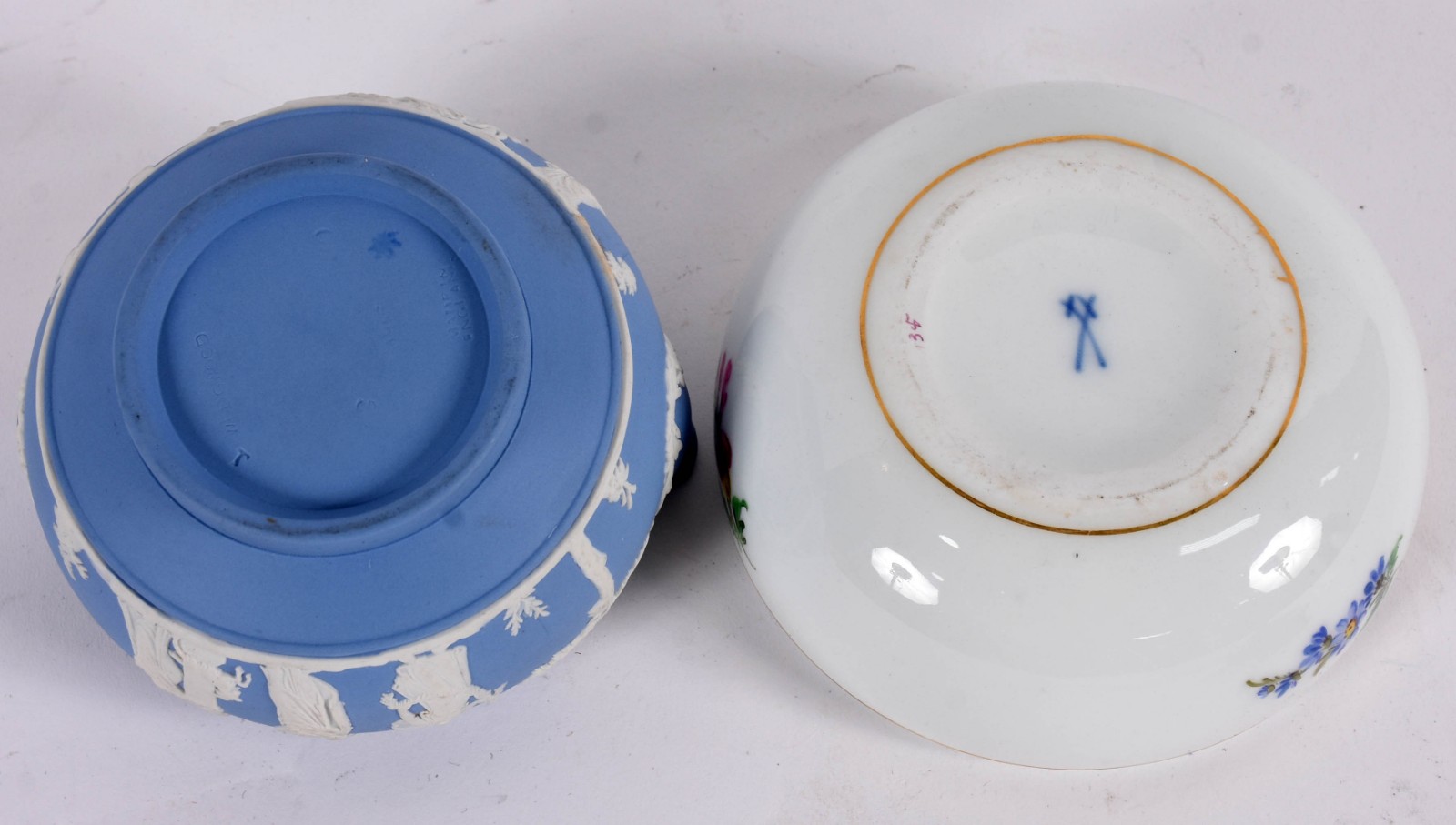 Três peças de porcelana sendo, púcaro com tampa em porcelana Meissen... - foto 5 de 6