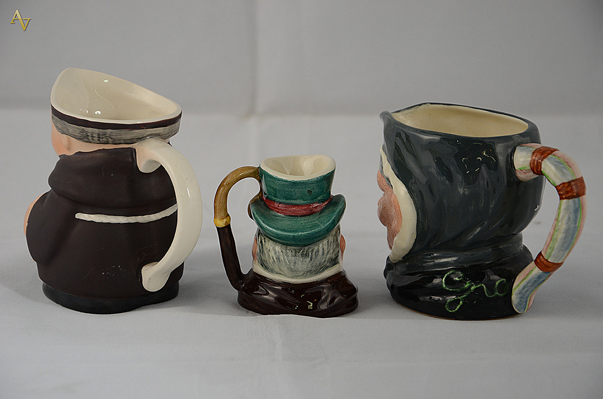 Conjunto com três canecas de porcelana sendo duas da marca Royal... - foto 2 de 2