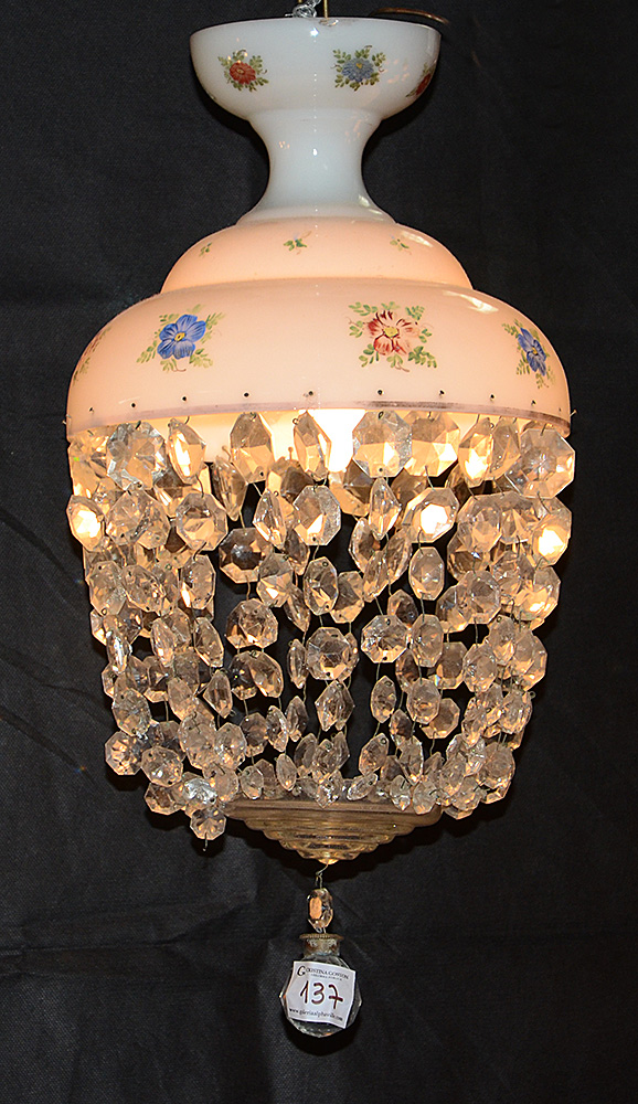 Lustre de opalina branca e contas de cristal. Altura 47 cm.