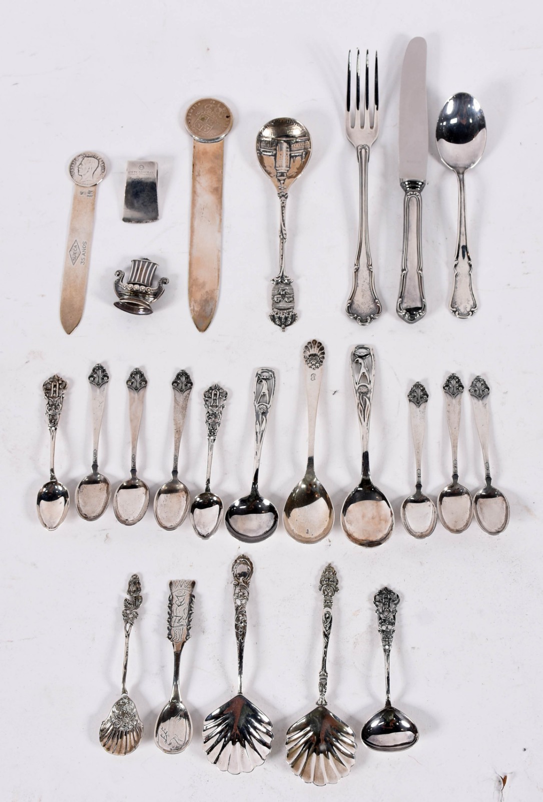 Diversos talheres de prata, sendo: 8 colheres para café (2 com... - foto 1 de 6