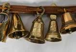 Treze sinetas sendo guirlanda com vários sinos ... - Treze sinetas sendo guirlanda com vários sinos de metal, 2 penas e 9 sinos sem badalo, e árvore com sinos.