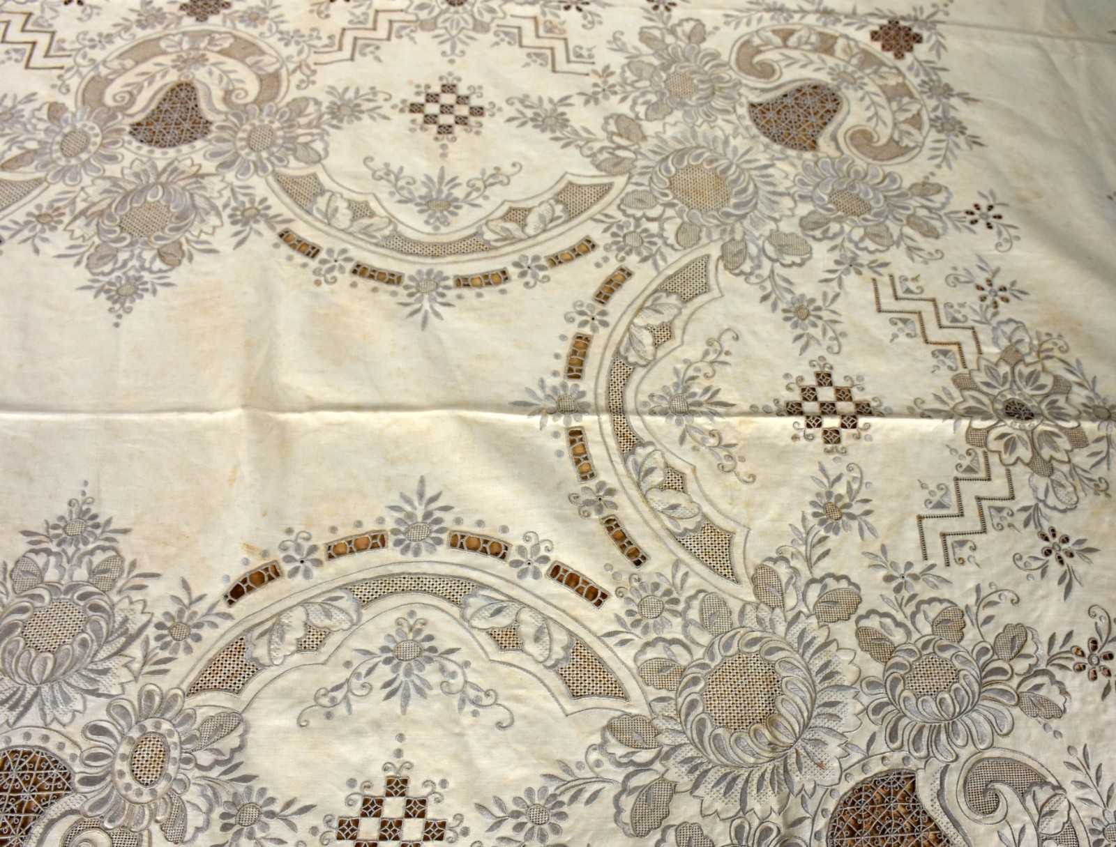 Toalha de mesa de linho na cor bege com bordados (com manchas). - foto 2 de 3
