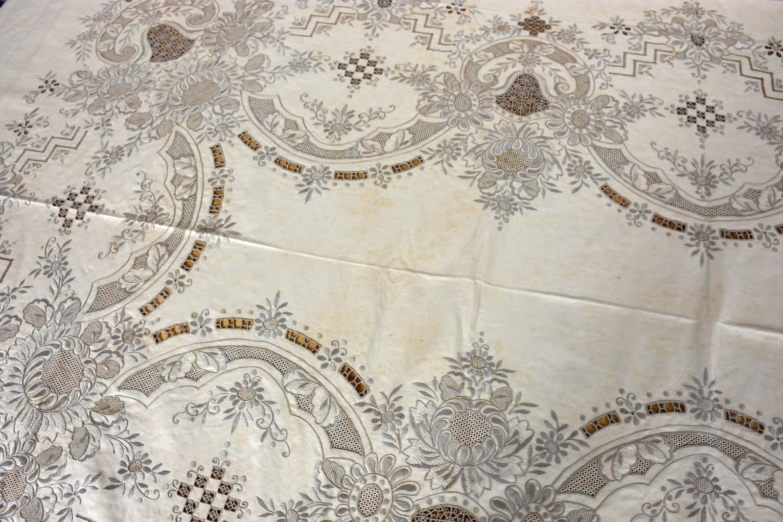 Toalha de mesa de linho na cor bege com bordados (com manchas). - foto 3 de 3