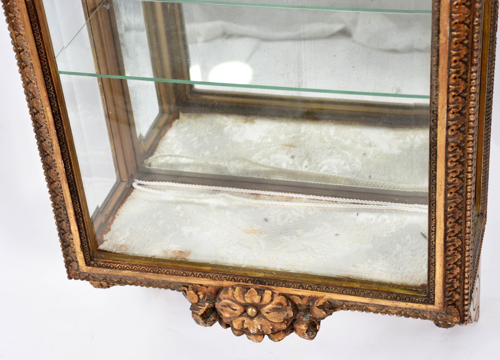 Vitrine de parede de madeira dourada com guirlandas entalhadas, porta... - foto 2 de 4