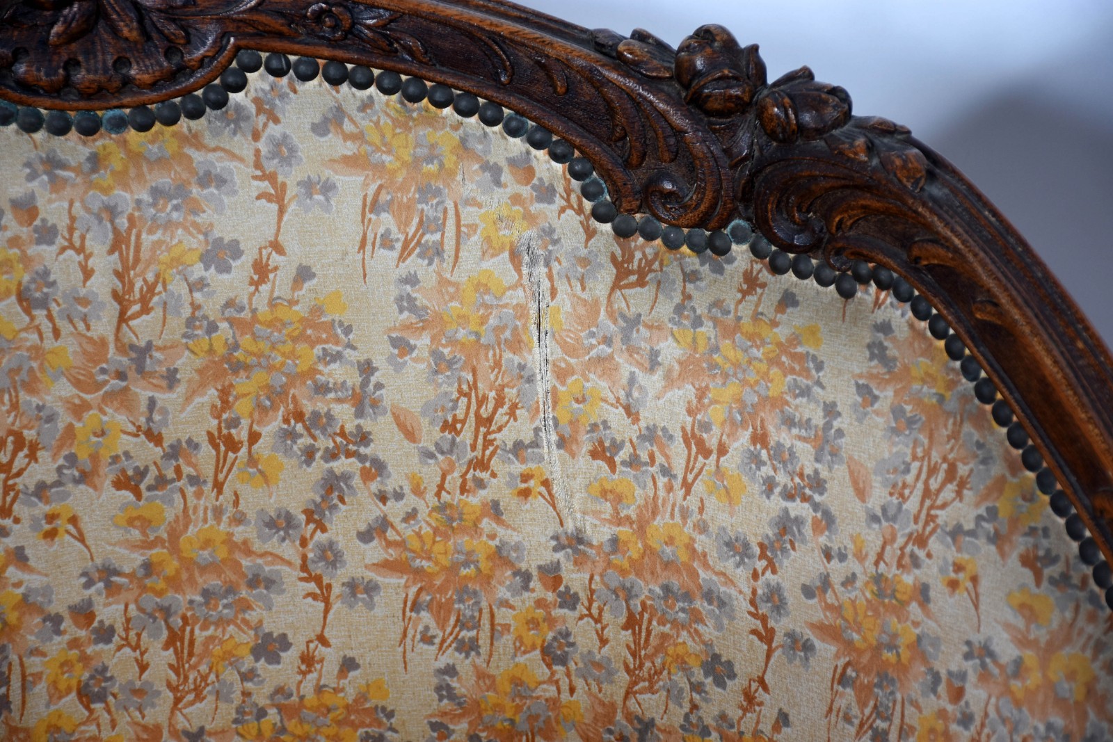 Par de cadeiras com braços de madeira nobre com estofado floral. - foto 5 de 6