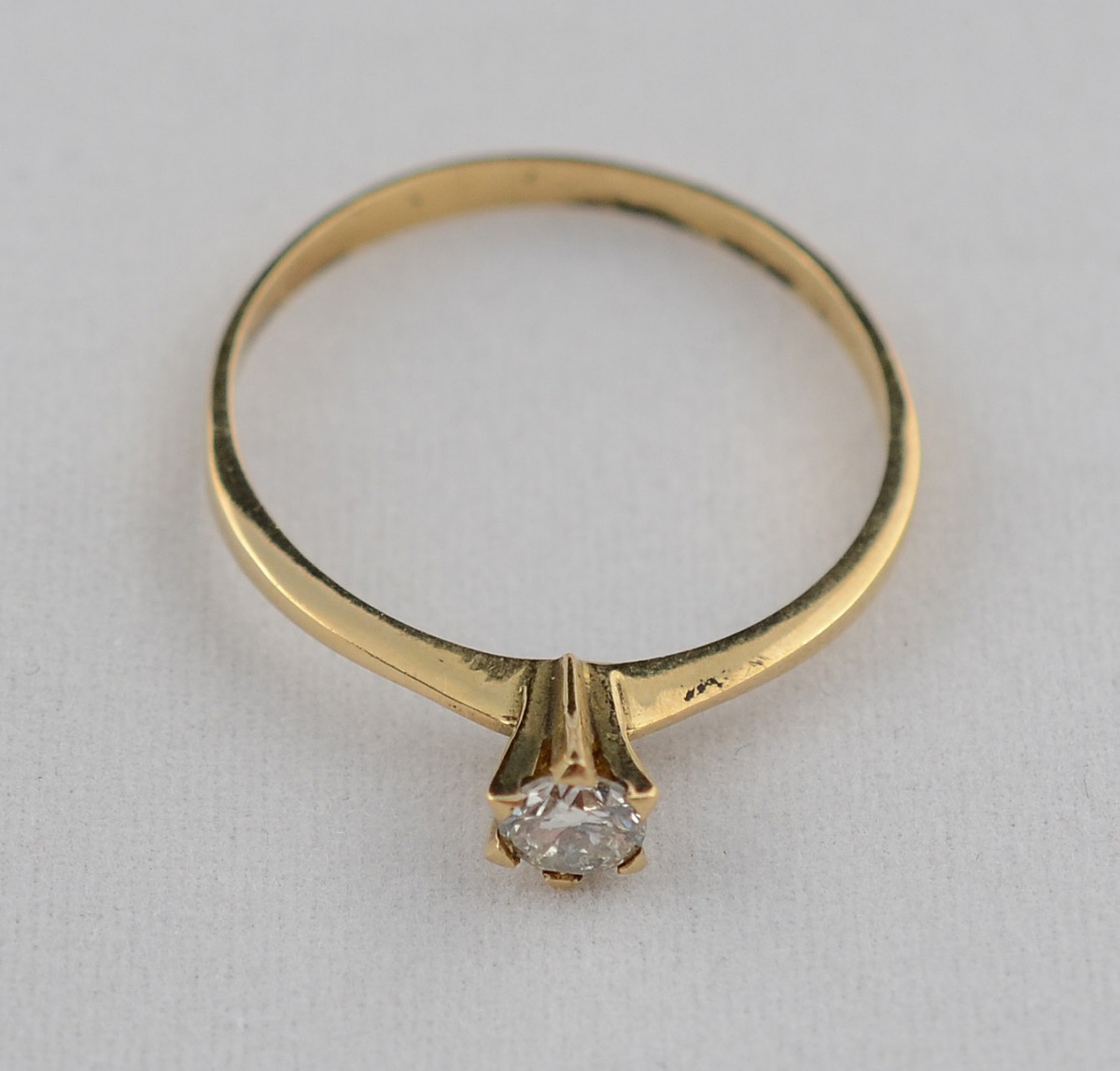 Anel de ouro 18 k com brilhante solitário- 1,8 g - Aro 22