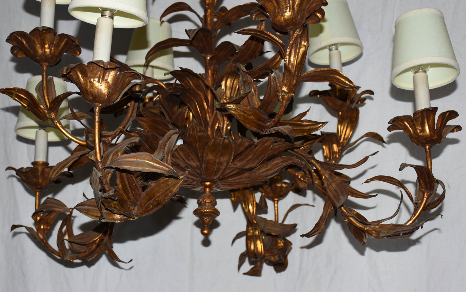 Lustre de metal dourado para 8 luzes, mangas de pergaminho. - foto 2 de 2