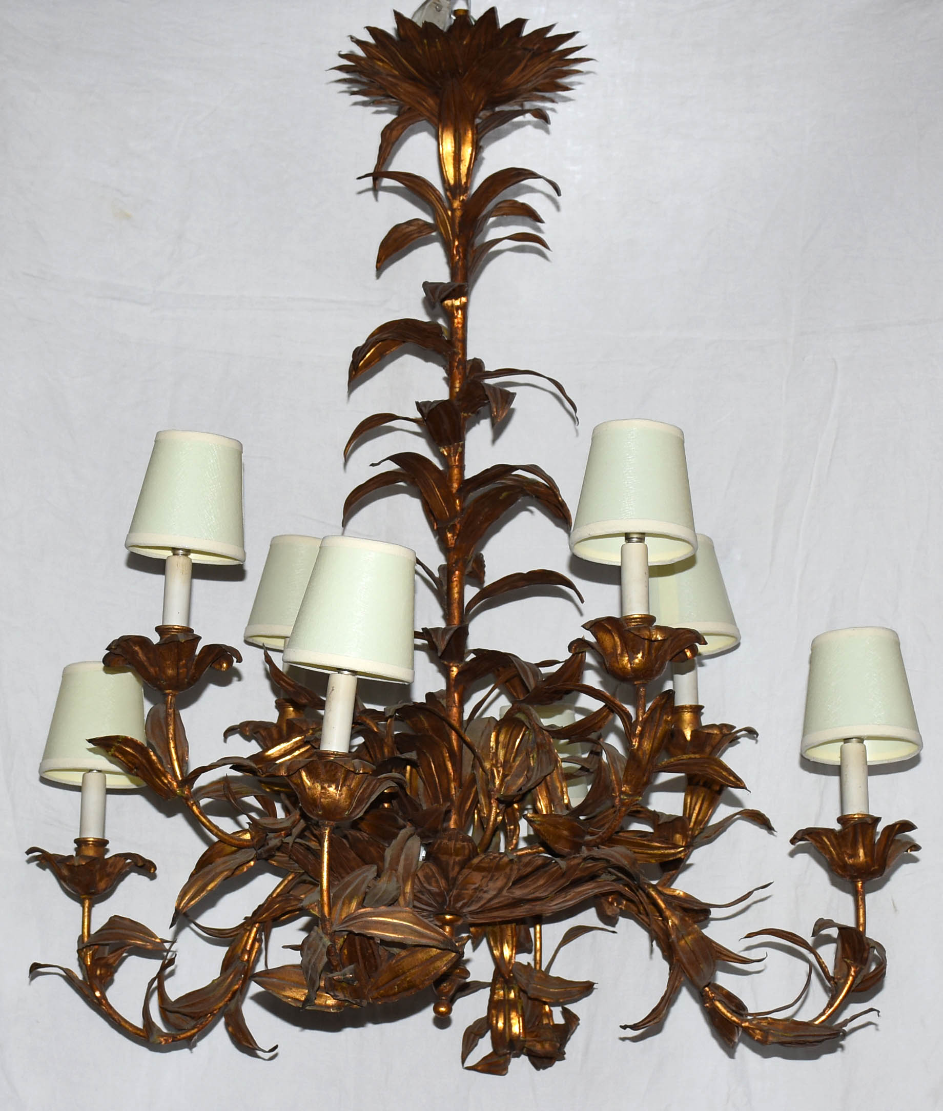 Lustre de metal dourado para 8 luzes, mangas de pergaminho. - foto 1 de 2