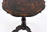 Mesa tilp top inglesa revestida em lacca negra,... - Mesa tilp top inglesa revestida em lacca negra, período "Vitoriano", século XIX. Tampo articulado, ornamentado com pintura de "Vila provençal" e...