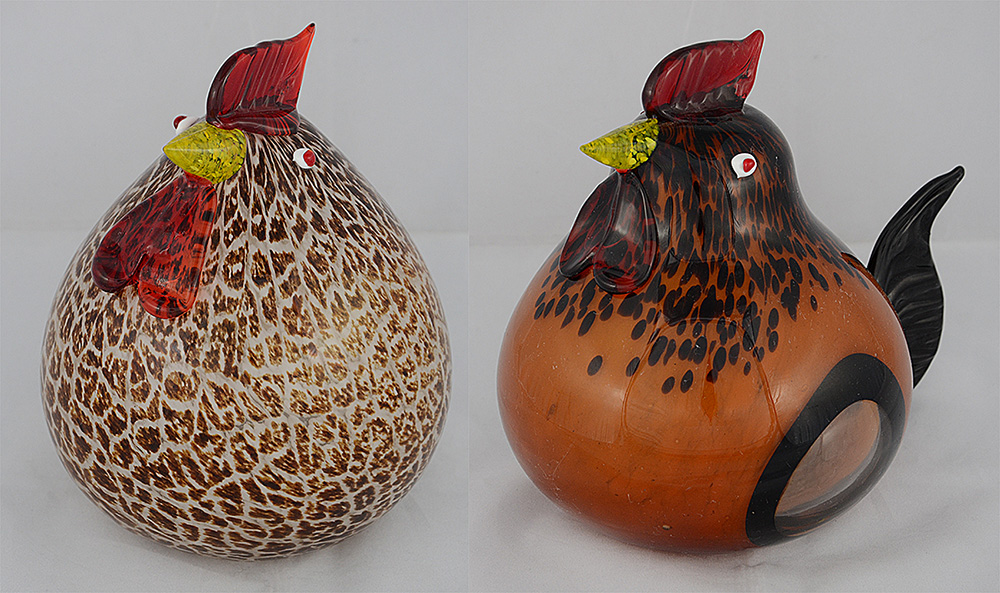 Duas galinhas de murano medindo 20 cm e 21 cm.