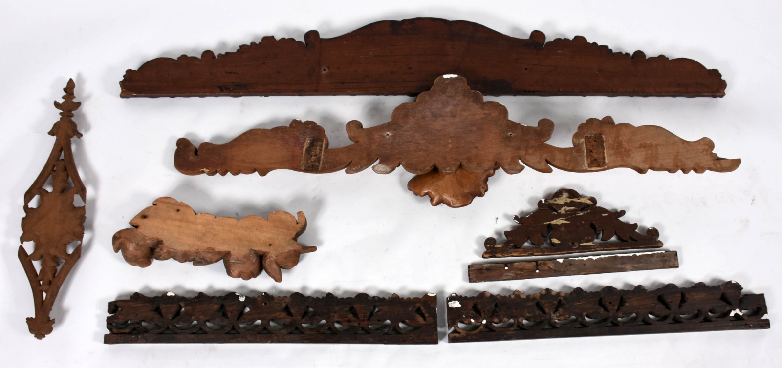 Sete fragmentos de madeira entalhada (tamanhos e modelos diversos). - foto 4 de 4