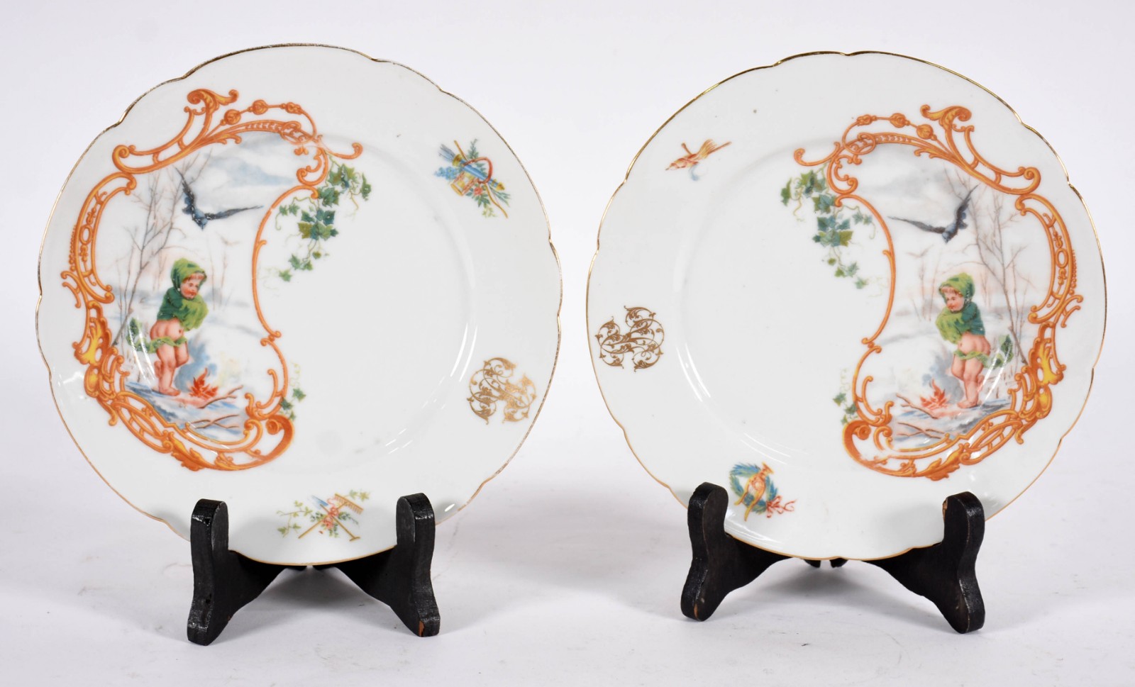 Par de pratos de porcelana francesa monogramada, decorados com... - foto 1 de 4
