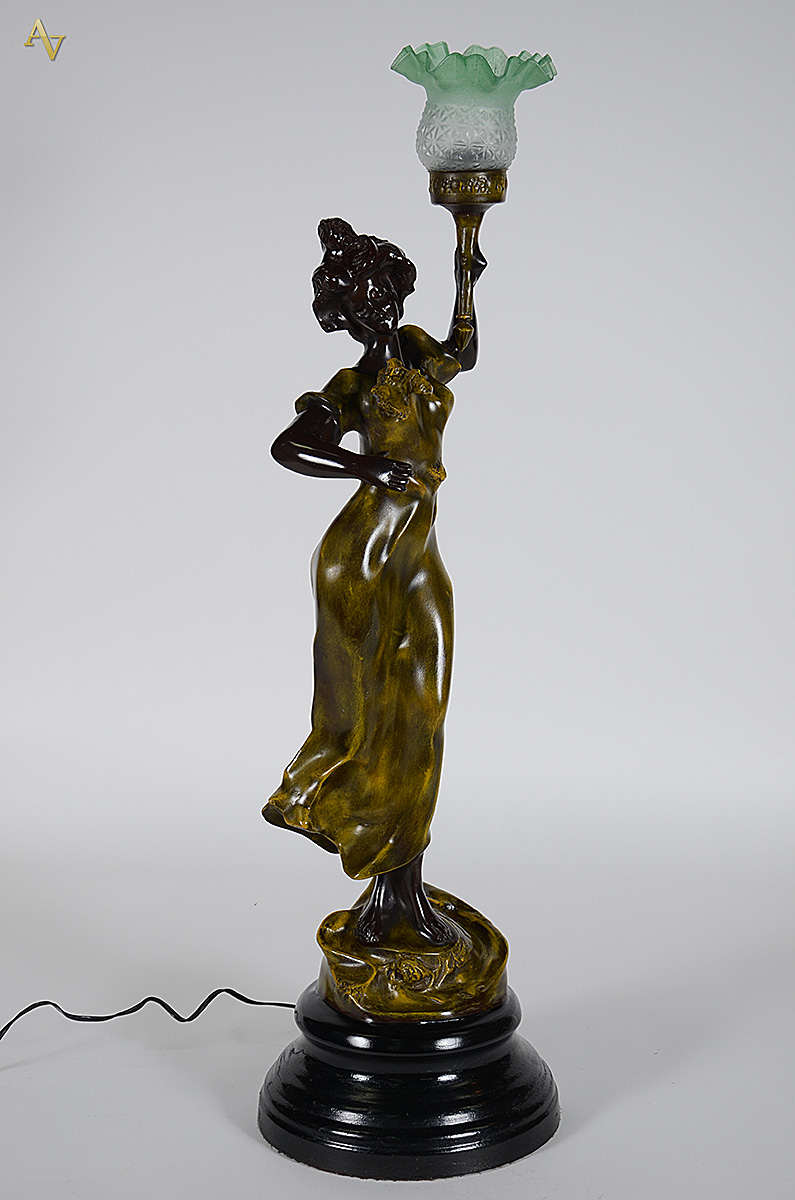 Luminária estilo Art Nouveau petit bronze. Altura total 96 cm. - foto 1 de 3