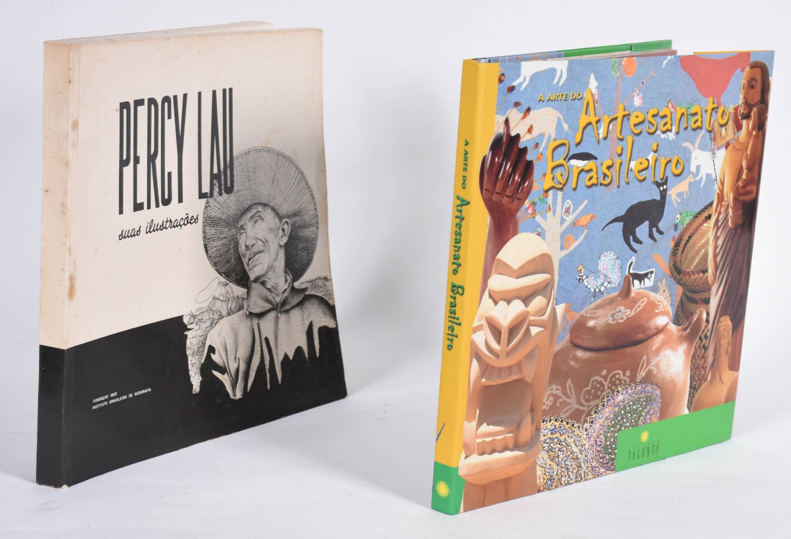 Dois livros sendo, Artesanato Brasileiro e Percyla. - foto 1 de 7