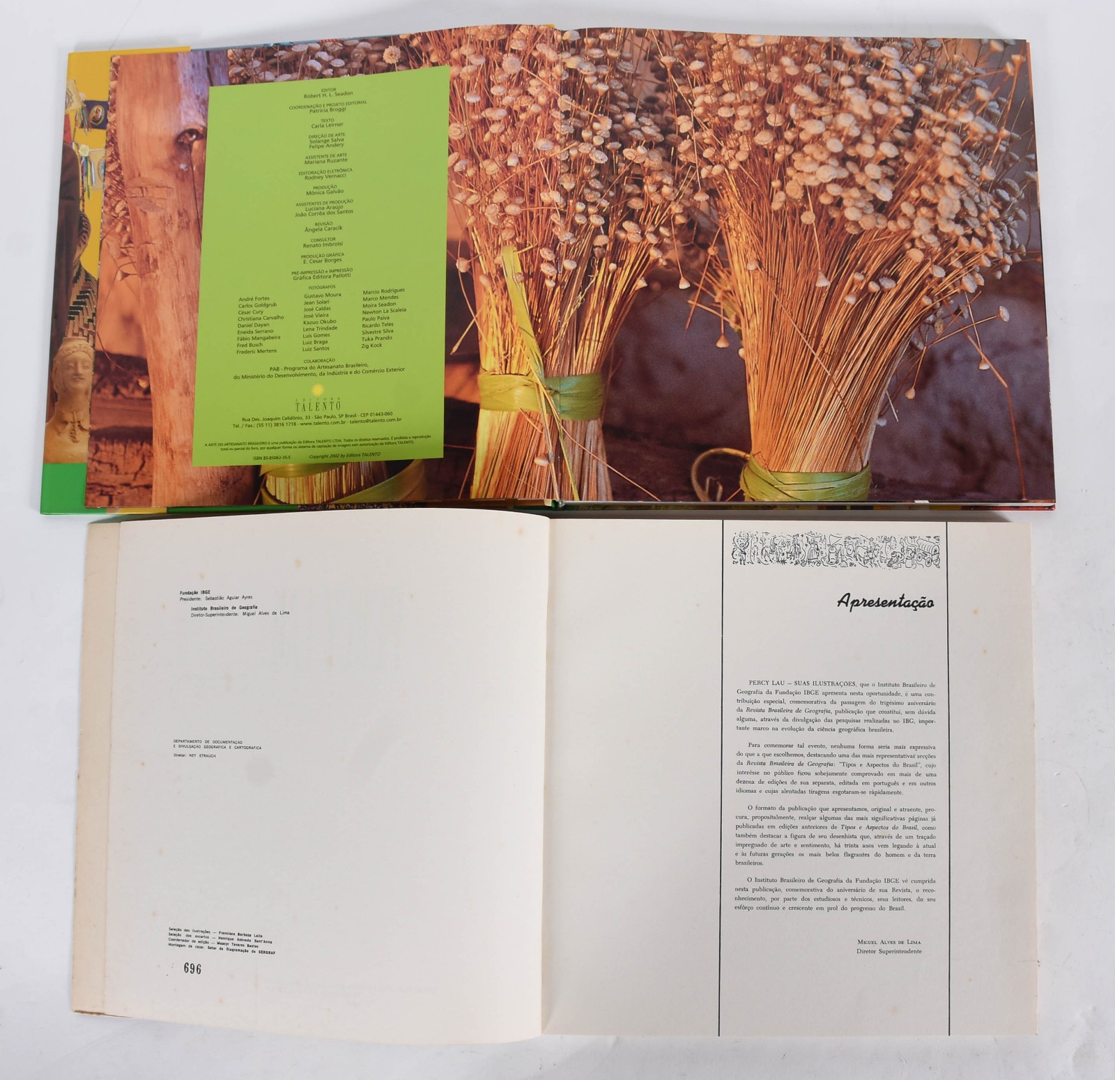 Dois livros sendo, Artesanato Brasileiro e Percyla. - foto 2 de 7