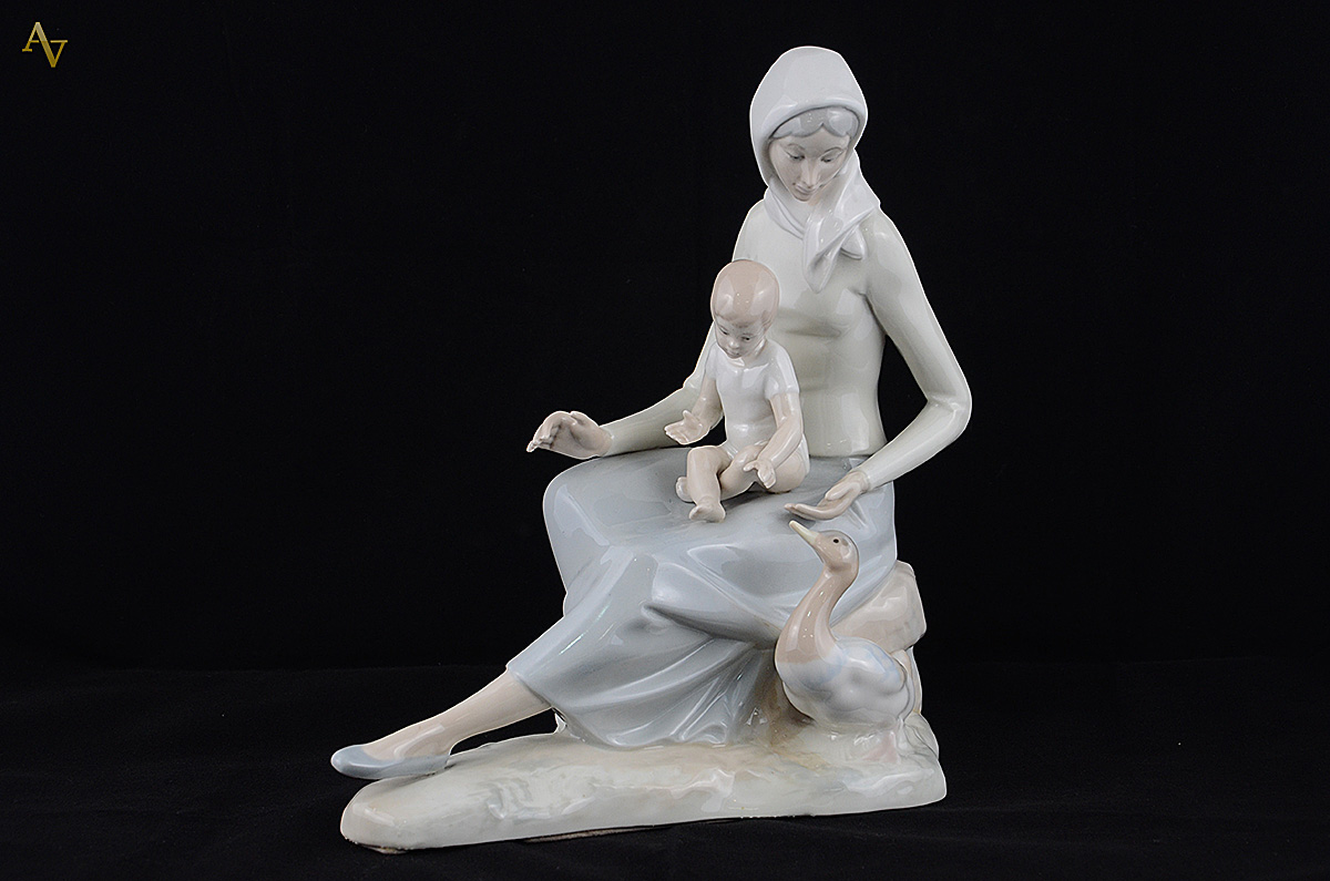 Estatueta de Porcelana espanhola representando mãe com criança... - foto 1 de 2