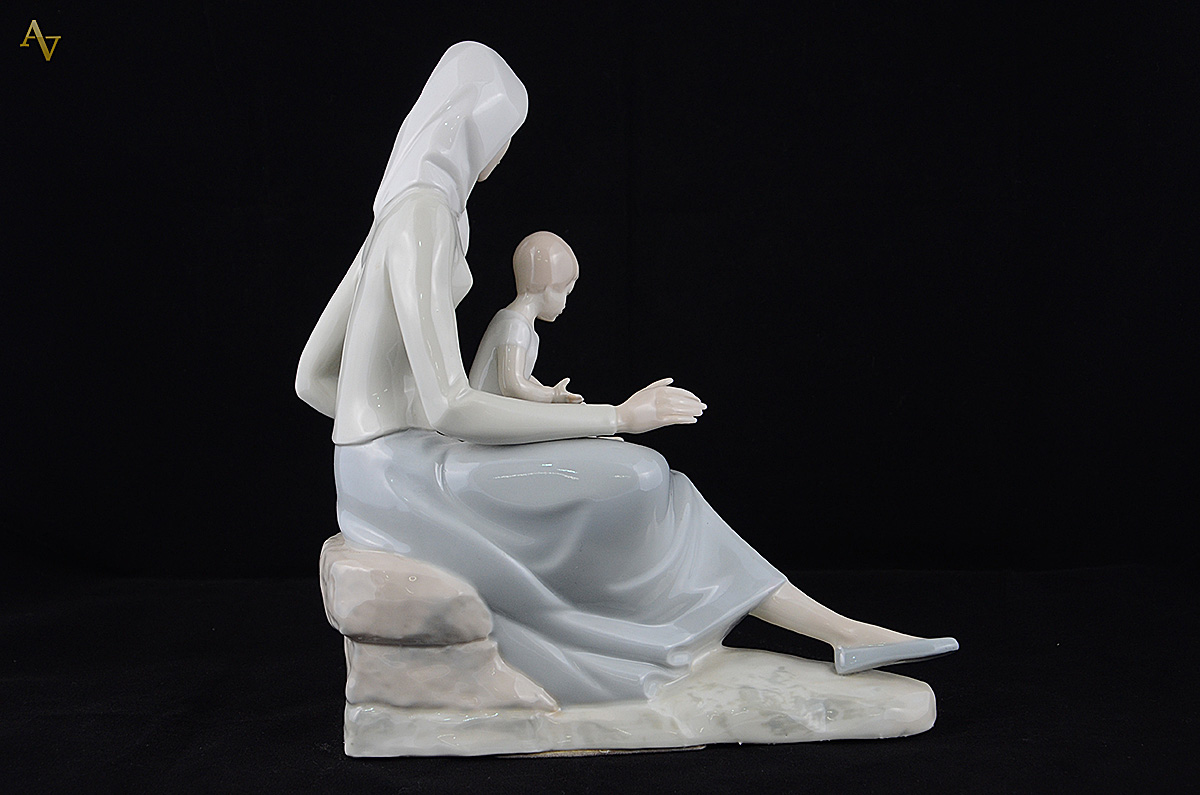 Estatueta de Porcelana espanhola representando mãe com criança... - foto 2 de 2