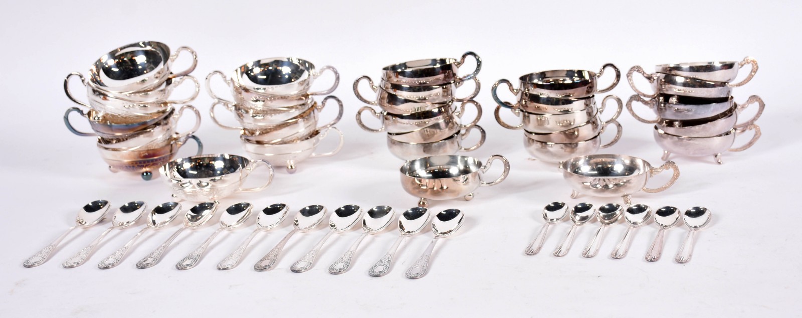 Trinta taças para sorvete com 17 colheres de metal prateado (diversos... - foto 1 de 8