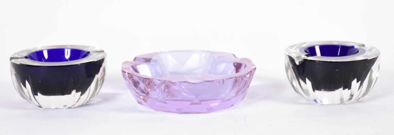 Três cinzeiros de bloco de cristal sendo 1 lilás e 2 com detalhes... - foto 1 de 5