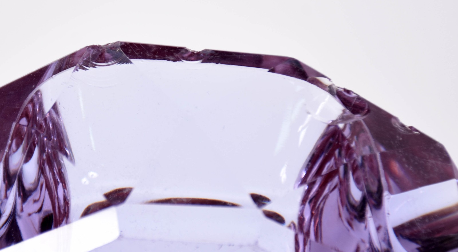 Três cinzeiros de bloco de cristal sendo 1 lilás e 2 com detalhes... - foto 3 de 5