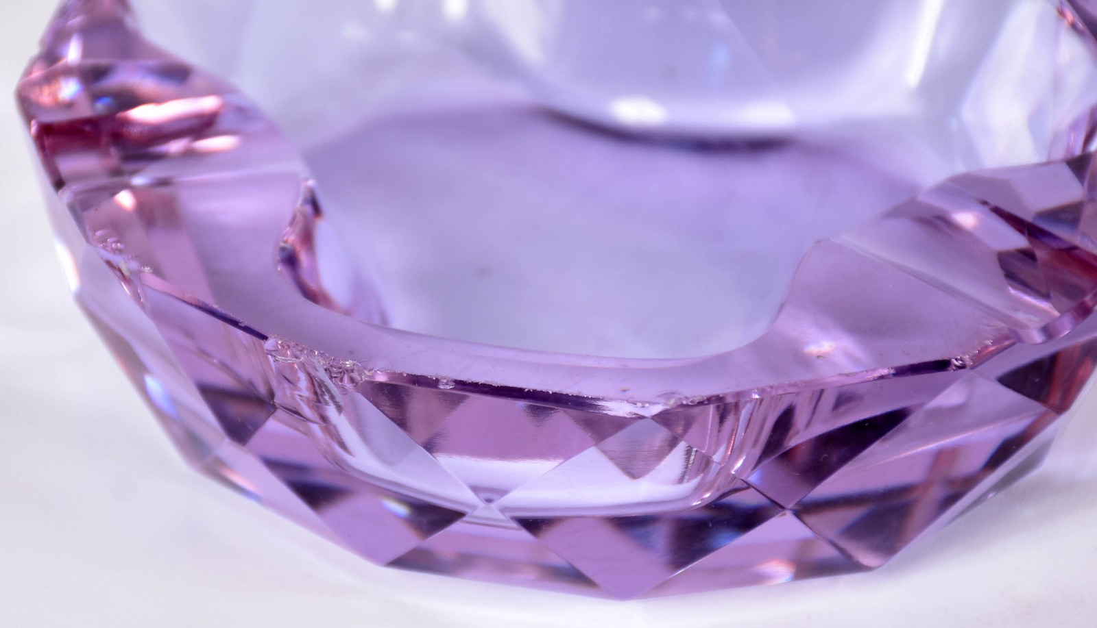 Três cinzeiros de bloco de cristal sendo 1 lilás e 2 com detalhes... - foto 4 de 5