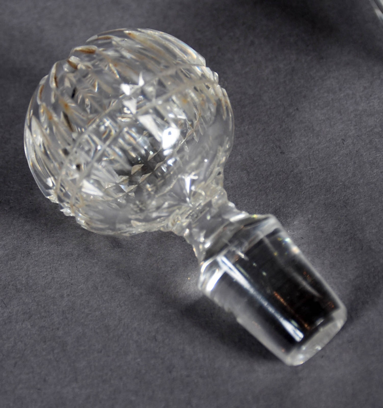 Licoreira de cristal lapidado (com bicado na borda). - foto 3 de 4