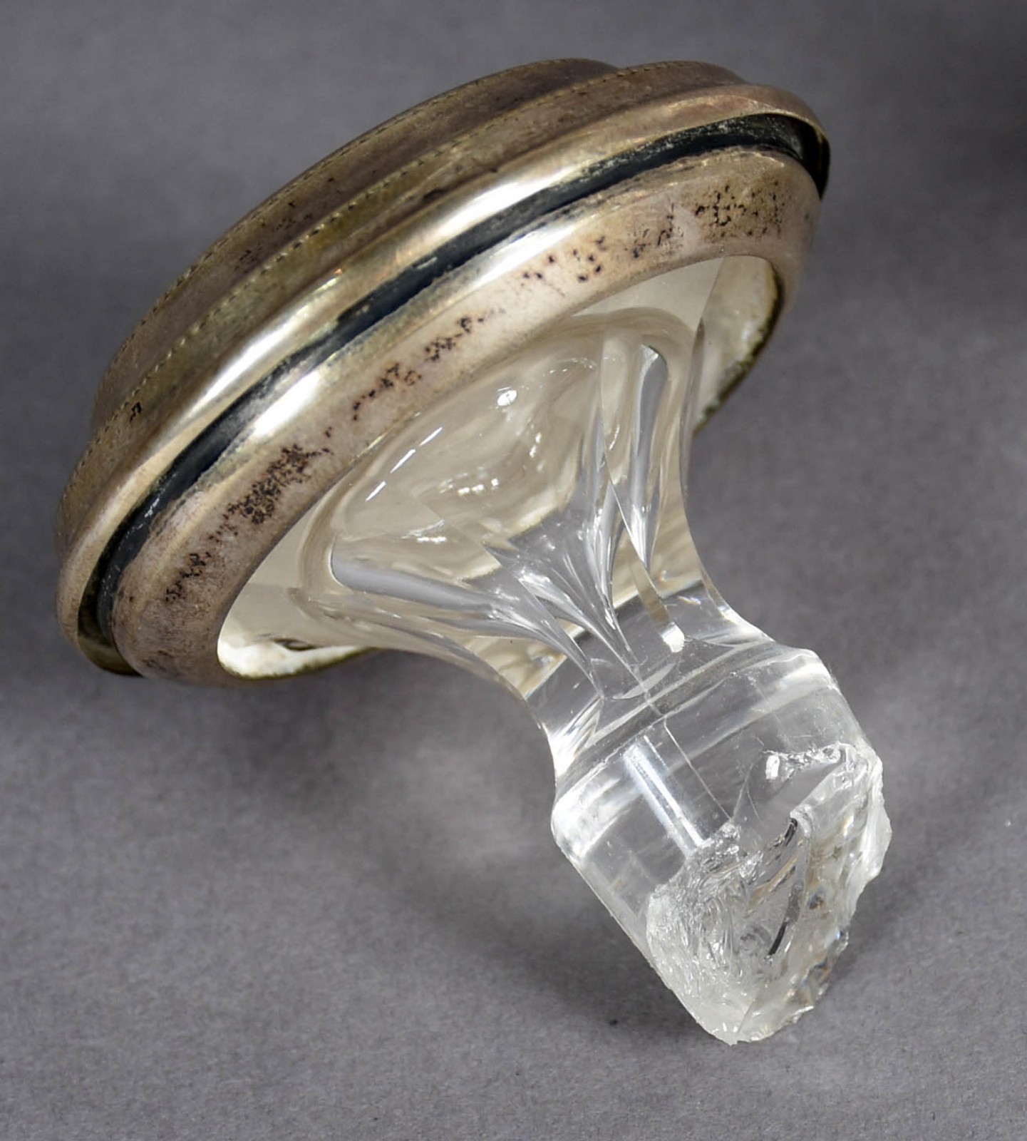 Garrafa de cristal lapidado com tampa de prata (tampa com parte... - foto 4 de 5